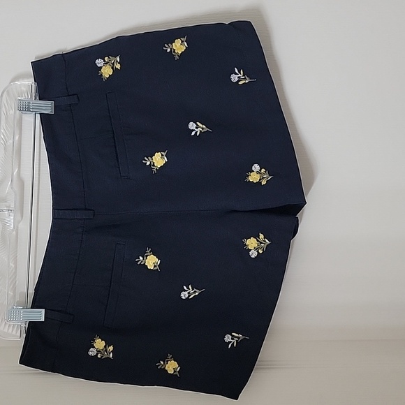 Loft Size 8 Navy Blue with Yellow & White Embroidered Floral Linen Blend Shorts - Picture 3 of 11
